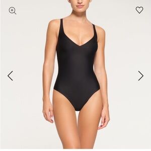 Skims body unlined  Plunge bodysuit NWT black onyx